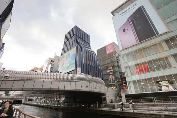 TS eksantrik atmosferi ve büyük ışıklı tabelalar