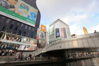 TS eksantrik atmosferi ve büyük ışıklı tabelalar