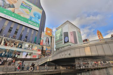 TS eksantrik atmosferi ve büyük ışıklı tabelalar