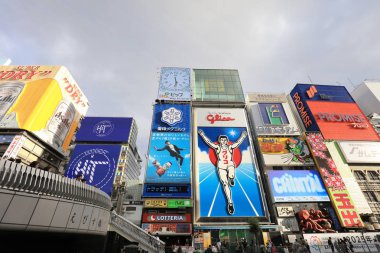 TS eksantrik atmosferi ve büyük ışıklı tabelalar