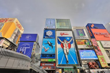 TS eksantrik atmosferi ve büyük ışıklı tabelalar