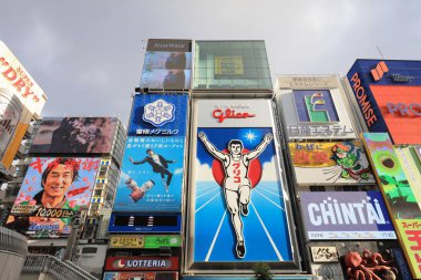 TS eksantrik atmosferi ve büyük ışıklı tabelalar