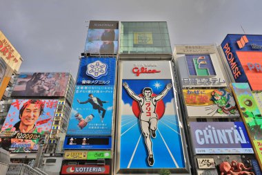 TS eksantrik atmosferi ve büyük ışıklı tabelalar