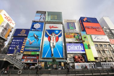 TS eksantrik atmosferi ve büyük ışıklı tabelalar