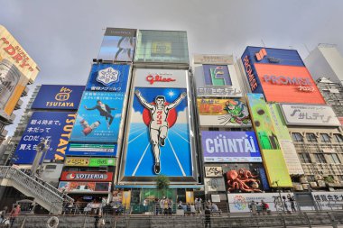 TS eksantrik atmosferi ve büyük ışıklı tabelalar