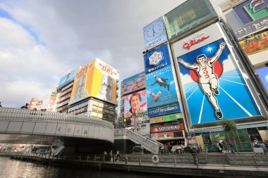 TS eksantrik atmosferi ve büyük ışıklı tabelalar