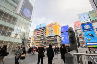 TS eksantrik atmosferi ve büyük ışıklı tabelalar