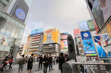 TS eksantrik atmosferi ve büyük ışıklı tabelalar