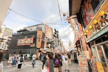 TS eksantrik atmosferi ve büyük ışıklı tabelalar