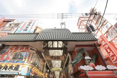 TS eksantrik atmosferi ve büyük ışıklı tabelalar