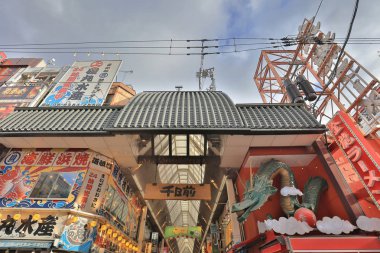 TS eksantrik atmosferi ve büyük ışıklı tabelalar