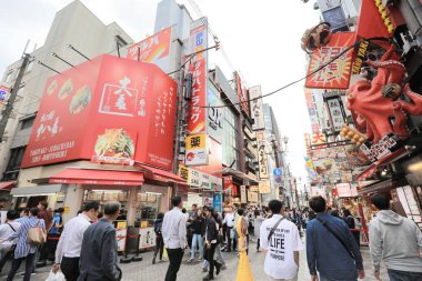 TS eksantrik atmosferi ve büyük ışıklı tabelalar