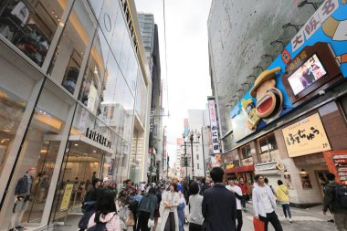 TS eksantrik atmosferi ve büyük ışıklı tabelalar