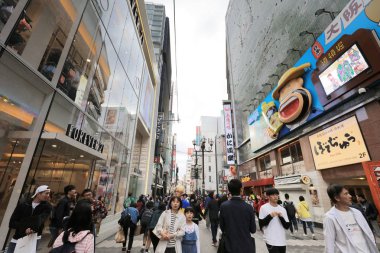 TS eksantrik atmosferi ve büyük ışıklı tabelalar