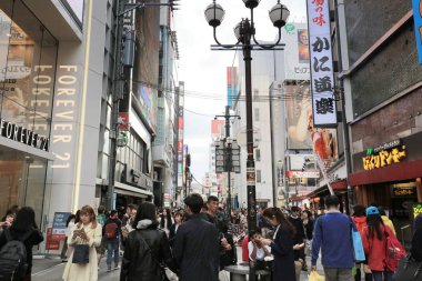 TS eksantrik atmosferi ve büyük ışıklı tabelalar