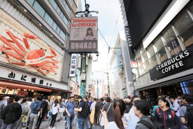 TS eksantrik atmosferi ve büyük ışıklı tabelalar