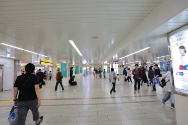 yere yaya yolu altında Namba İstasyonu