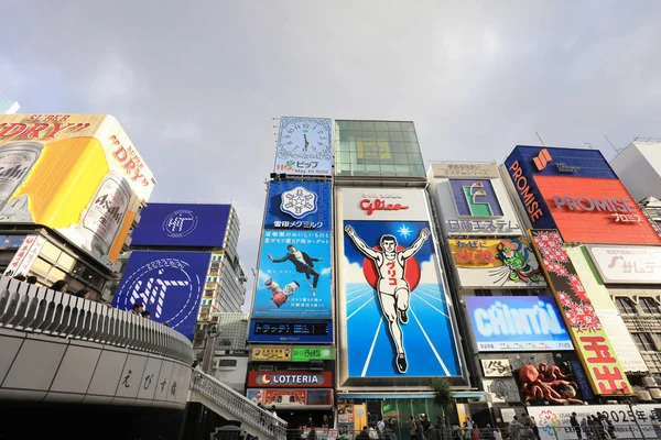 TS eksantrik atmosferi ve büyük ışıklı tabelalar