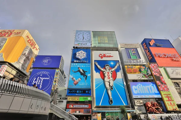 TS eksantrik atmosferi ve büyük ışıklı tabelalar