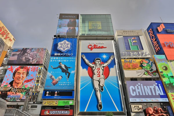 TS eksantrik atmosferi ve büyük ışıklı tabelalar