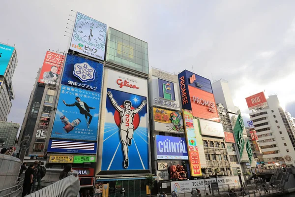 風変わりな雰囲気と大型の内照式の看板 — ストック写真