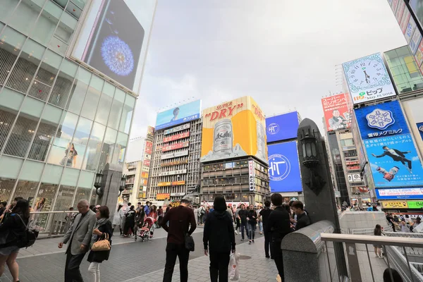 風変わりな雰囲気と大型の内照式の看板 — ストック写真