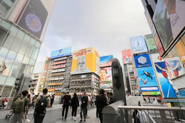 TS eksantrik atmosferi ve büyük ışıklı tabelalar