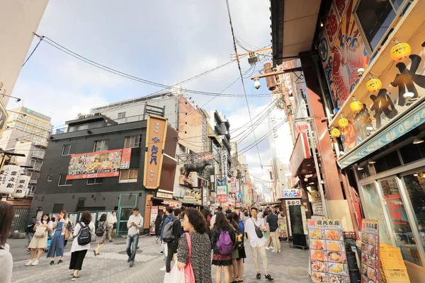 TS eksantrik atmosferi ve büyük ışıklı tabelalar