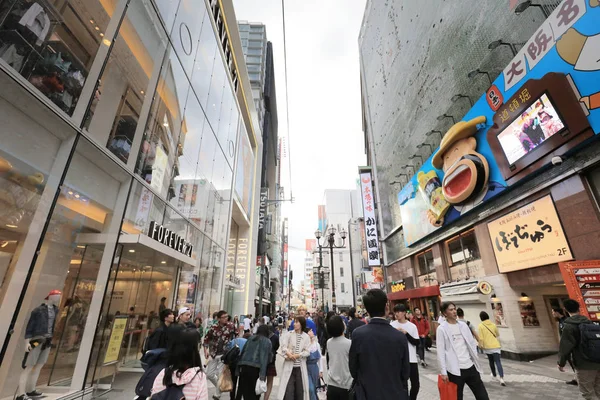 TS eksantrik atmosferi ve büyük ışıklı tabelalar