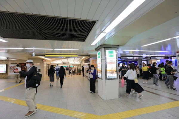 yere yaya yolu altında Namba İstasyonu