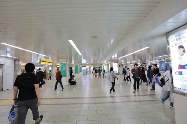 yere yaya yolu altında Namba İstasyonu