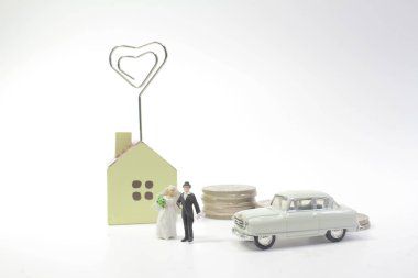 mini insanlar beyaz üzerine yığını sikkelerinde düğün 