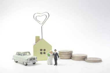 mini insanlar beyaz üzerine yığını sikkelerinde düğün 