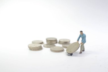 Mini işçi paralar taşıyın. Bir para büyüyen