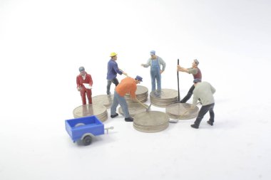 Mini işçi paralar taşıyın. Bir para büyüyen