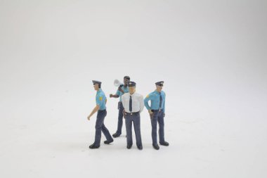 bir polis modeli bir rakam ile 