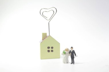 mini insanlar beyaz üzerine yığını sikkelerinde düğün 