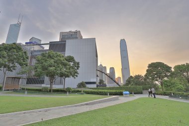 Gün batımında Hong Kong limanı manzarası.