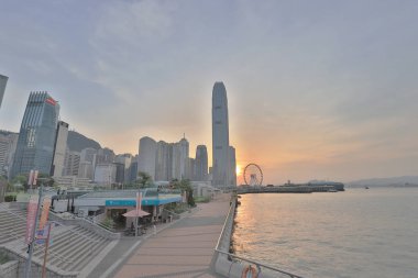 Gün batımında Hong Kong limanı manzarası.