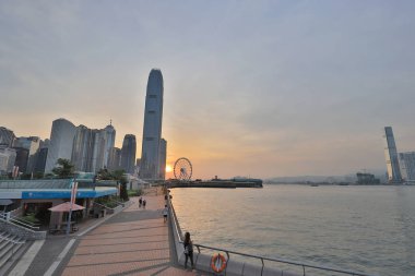 Gün batımında Hong Kong limanı manzarası.