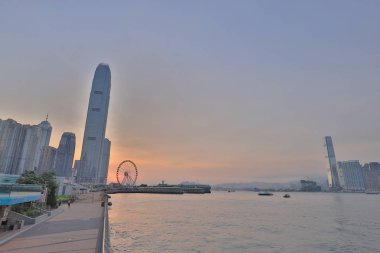 Gün batımında Hong Kong limanı manzarası.