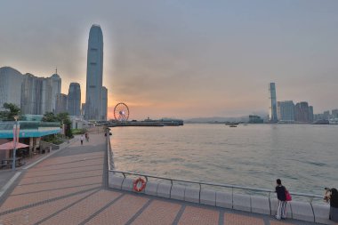 Gün batımında Hong Kong limanı manzarası.