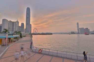 Gün batımında Hong Kong limanı manzarası.