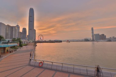 Gün batımında Hong Kong limanı manzarası.