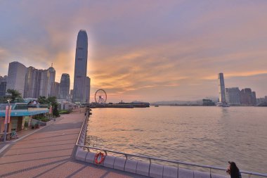 Gün batımında Hong Kong limanı manzarası.