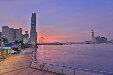 Gün batımında Hong Kong limanı manzarası.