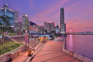 Gün batımında Hong Kong limanı manzarası.