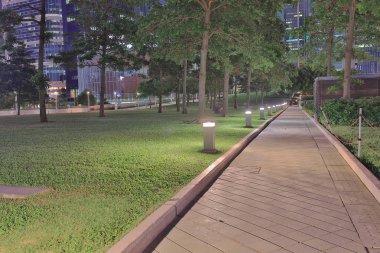 H zemin ağaç ve sırt üstü bina