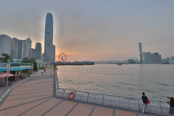 Gün batımında Hong Kong limanı manzarası.