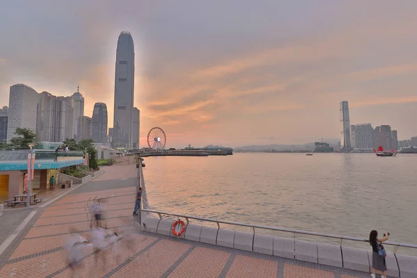 Gün batımında Hong Kong limanı manzarası.